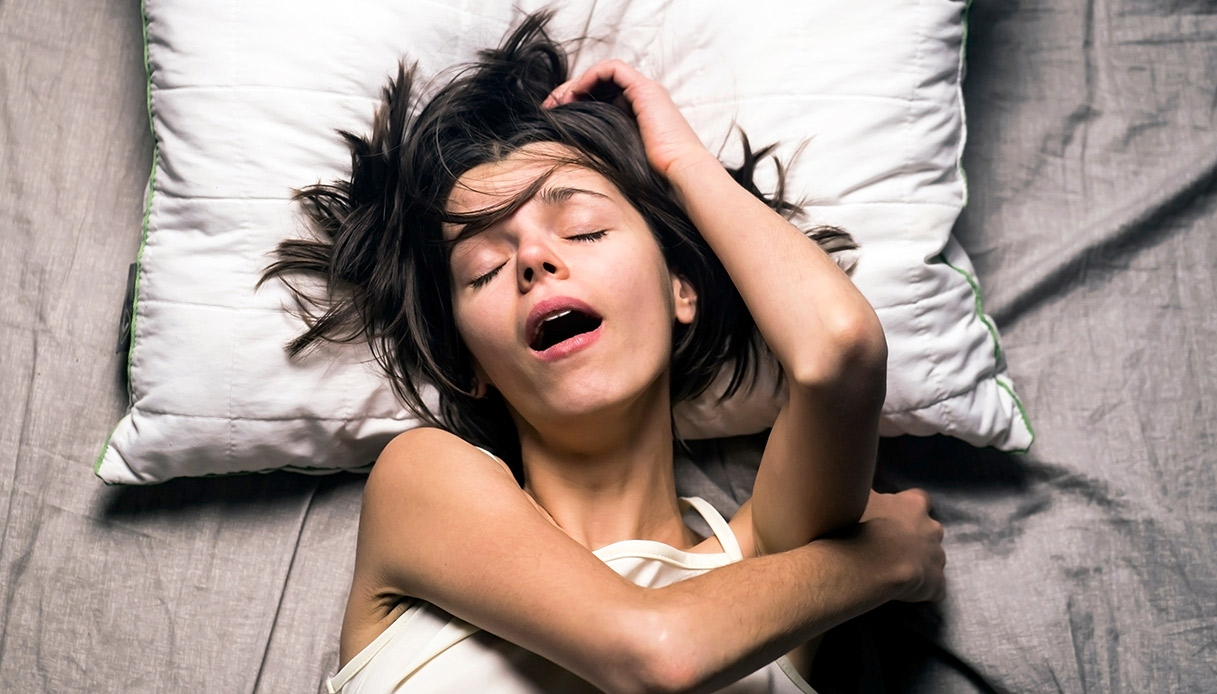 Ronflement ou roncopathie, quelles formes existent, combien la femme risque et comment gérer