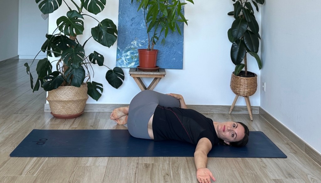 Exécution de position de yoga à buste de torsion
