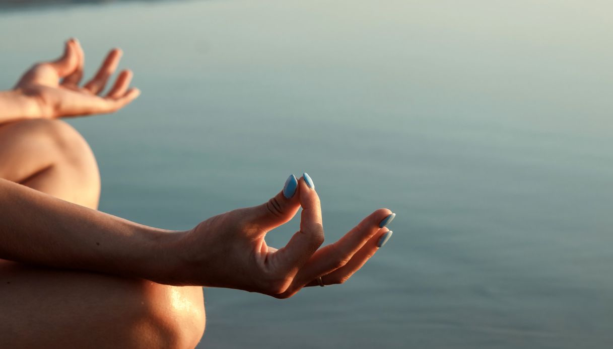 Mudra pour améliorer le sommeil: la pratique du yoga des mains