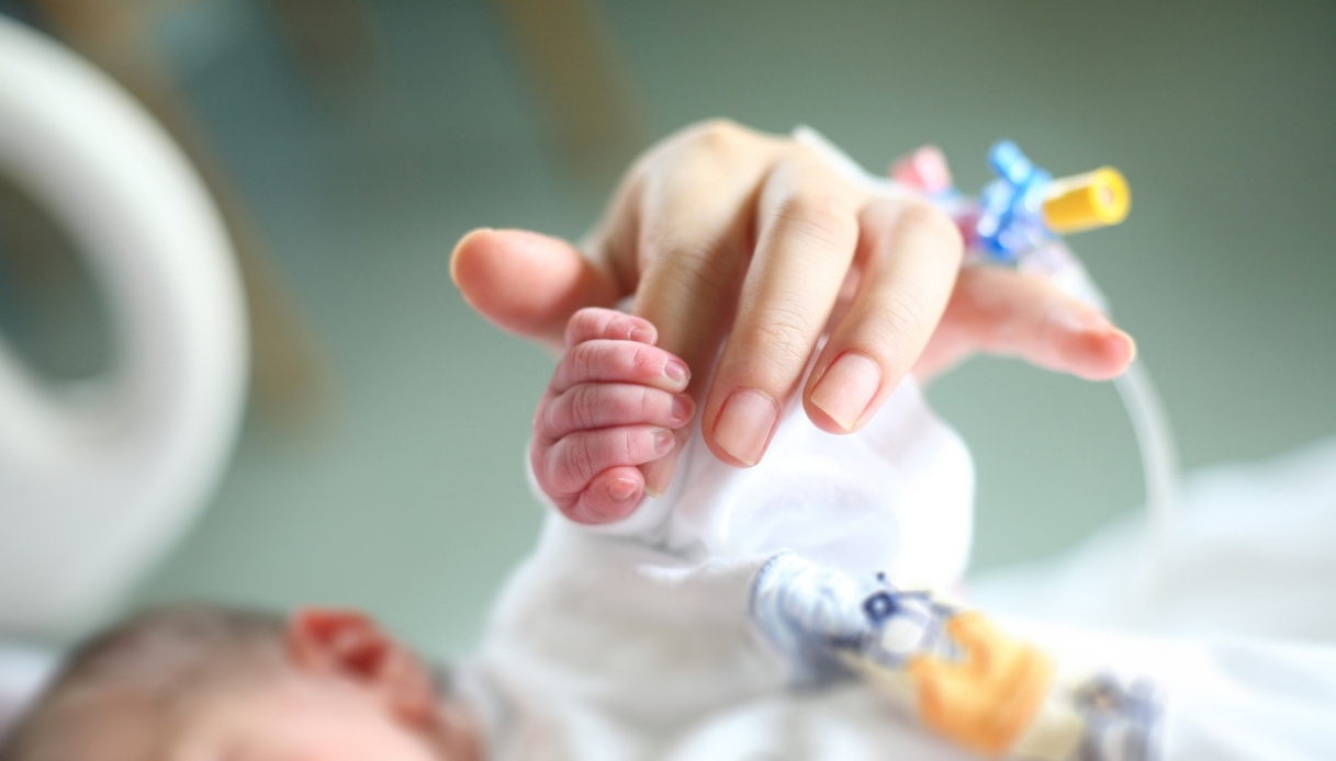 Bébé nouveau-né avec de la colle acrylique: l'opération innovante de la reine Margherita de Turin
