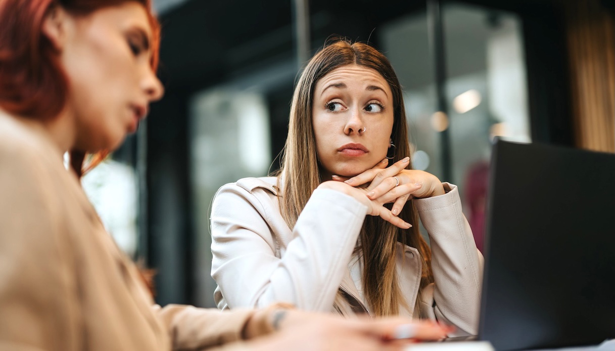Quand le collègue l'a avec vous: voici comment sortir en gagnant