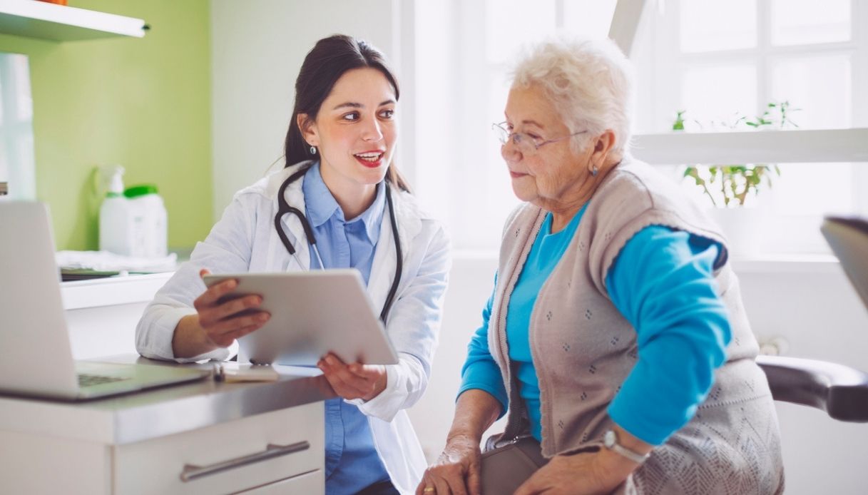 L'« arnaque aux faux médecins » : qu'est-ce que c'est, comment l'éviter et se protéger, notamment pour les personnes âgées