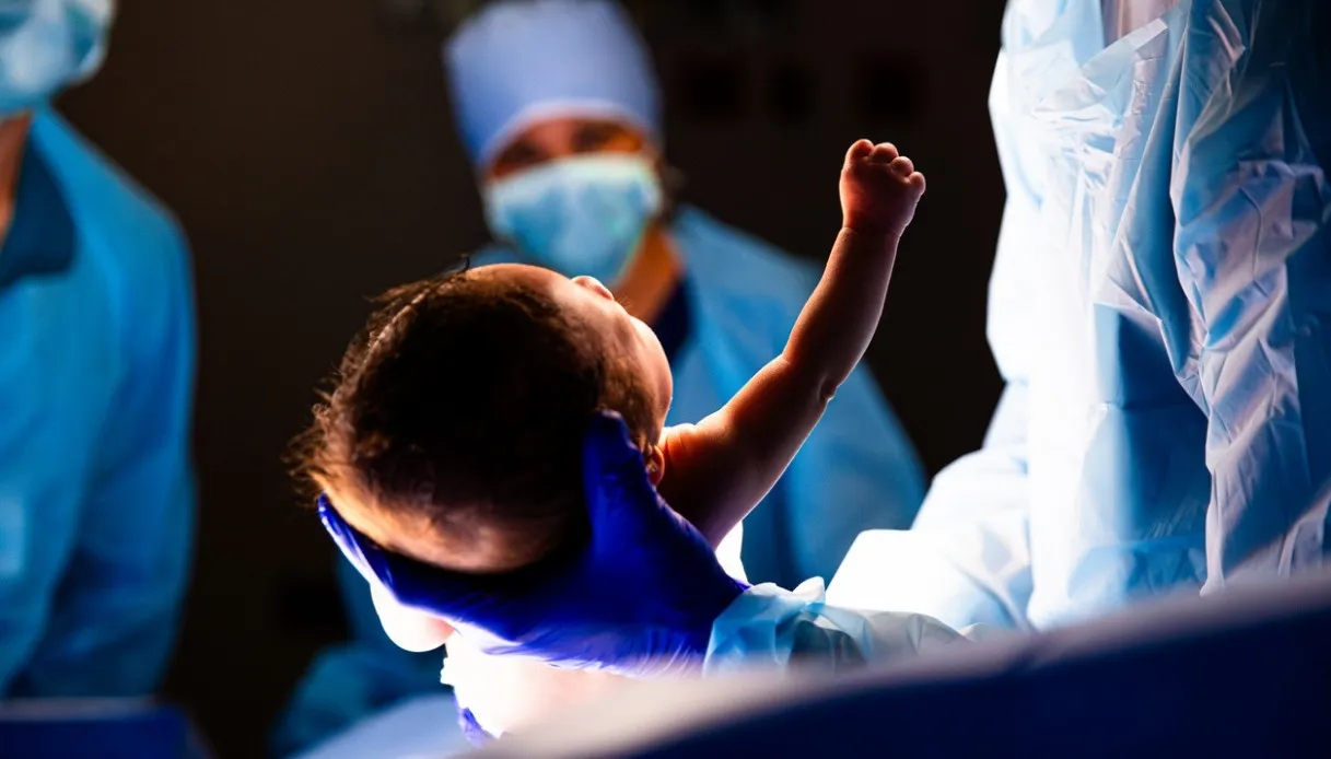 Kyste de la taille d'une orange retiré, fœtus et mère sauvés à Rome