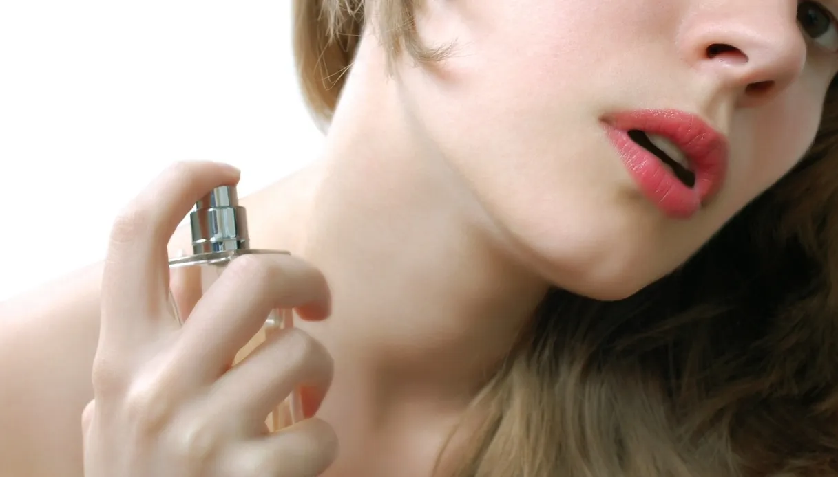 Pourquoi ne pas vaporiser du parfum sur votre cou. L'expert tire la sonnette d'alarme